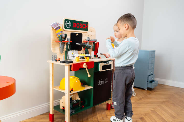 klein BOSCH Kinder-Holzwerkbank